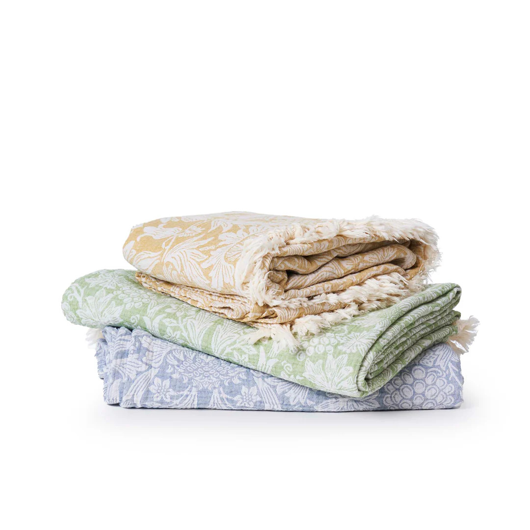 Die Wolldecke SUNFLOWER aus Baumwolle von Klippan ist in der Grösse 140x200 cm und in den Farben grün, golden und dark denim erhältlich.