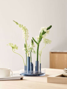Ein schönes, schlichtes Design, inspiriert von der japanischen Ikebana-Kunst. Metallflöten bringen einzelne Blumen aus vielen Blickwinkeln voll zur Geltung.