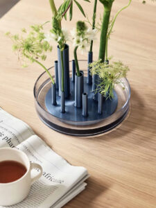 Ein schönes, schlichtes Design, inspiriert von der japanischen Ikebana-Kunst. Metallflöten bringen einzelne Blumen aus vielen Blickwinkeln voll zur Geltung.