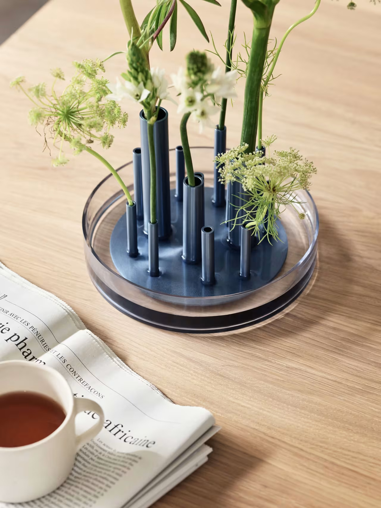 Ein schönes, schlichtes Design, inspiriert von der japanischen Ikebana-Kunst. Metallflöten bringen einzelne Blumen aus vielen Blickwinkeln voll zur Geltung.