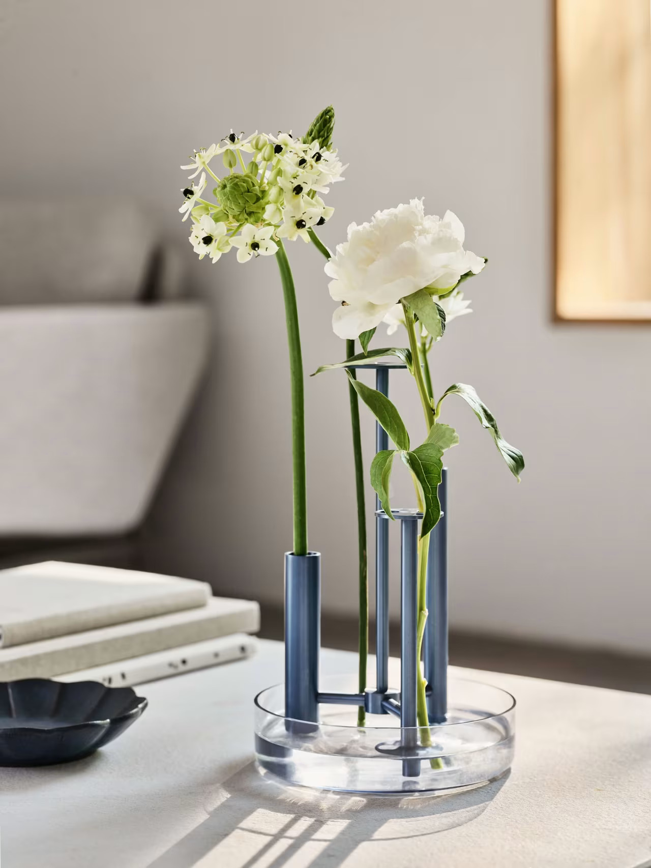 Ein schönes, schlichtes Design, inspiriert von der japanischen Ikebana-Kunst. Metallflöten bringen einzelne Blumen aus vielen Blickwinkeln voll zur Geltung.