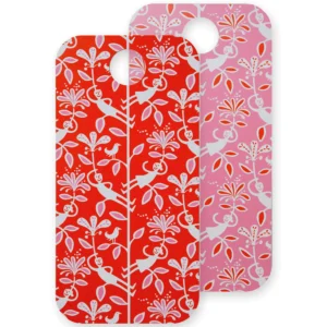 Ein praktisches Schneide- und Rüstbrett mit dem Sujet «CLIMBING TREES» von Klippan aus laminiertem Birkenholz in der Grösse von 20 x 40 cm.