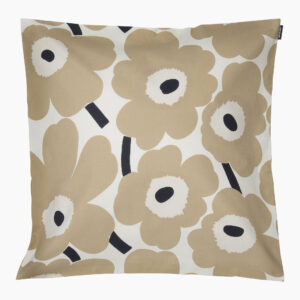 Dieser Kissenüberzug in der Grösse von 50 x 50 cm ist aus Baumwolle und ist mit dem Pieni Unikko Muster gedruckt.