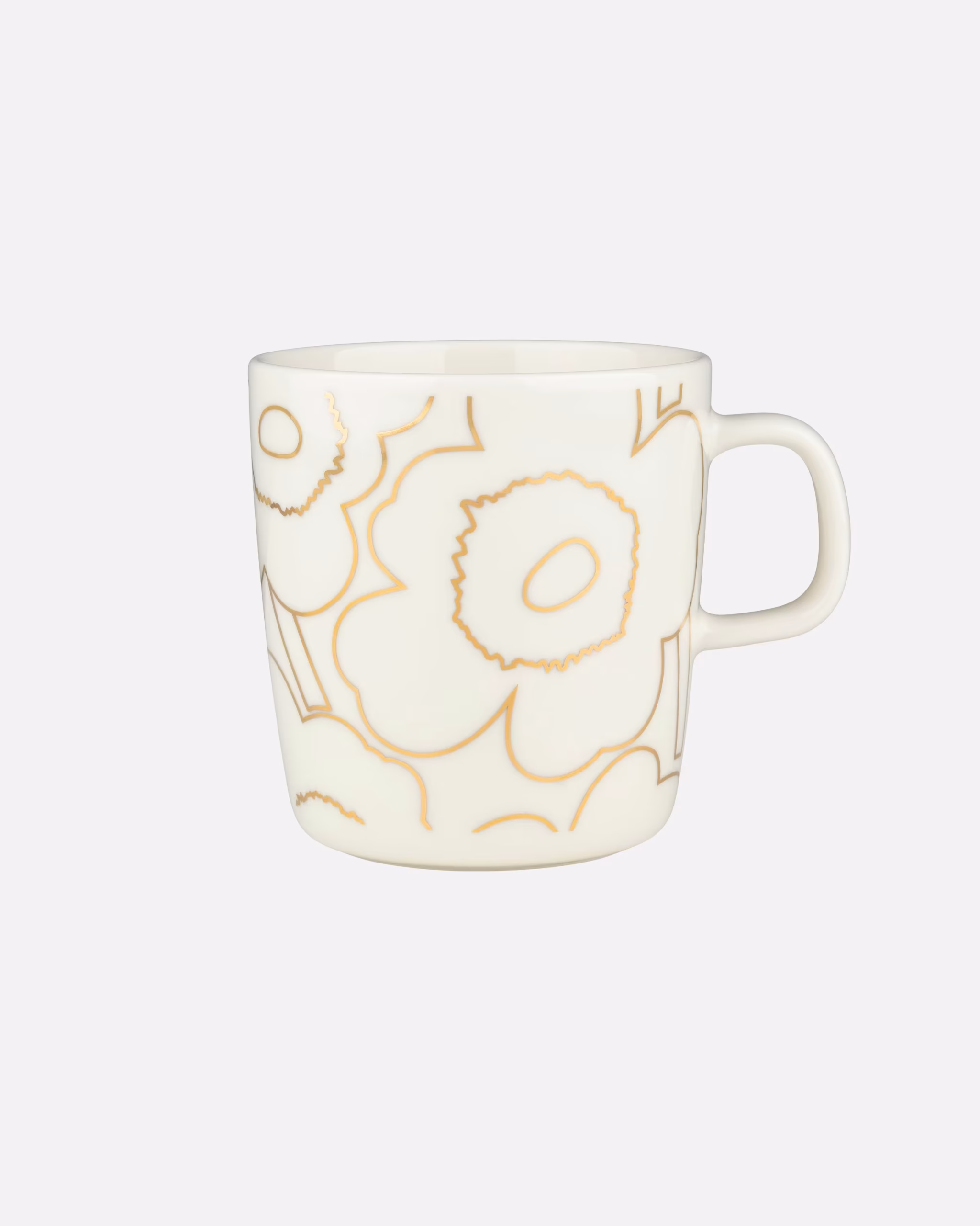 Die Oiva-Tasse ist aus weissem Steingut gefertigt und mit dem goldenen Piirto Unikko-Muster versehen. Aufgrund der goldenen Metalldetails empfehlen wir, die Tasse per Hand zu waschen. Dieses Produkt ist nicht für die Mikrowelle geeignet.