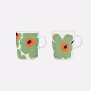 Die Oiva-Tasse ist aus weissem Steingut und spülmaschinen-, ofen-, mikrowellen- und gefriergeeignet.