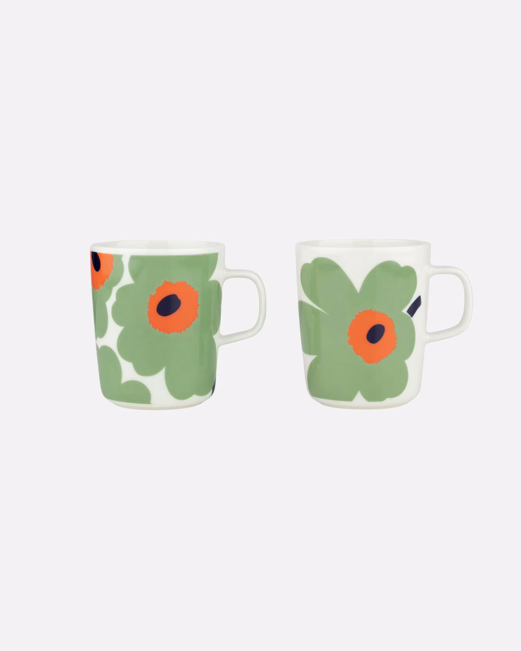 Die Oiva-Tasse ist aus weissem Steingut und spülmaschinen-, ofen-, mikrowellen- und gefriergeeignet.