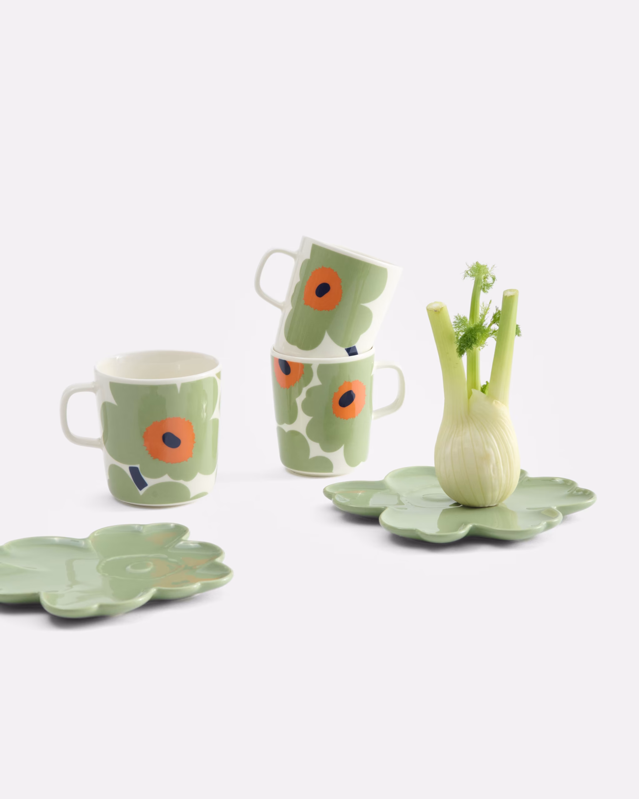 Die Oiva-Tasse ist aus weissem Steingut und spülmaschinen-, ofen-, mikrowellen- und gefriergeeignet.