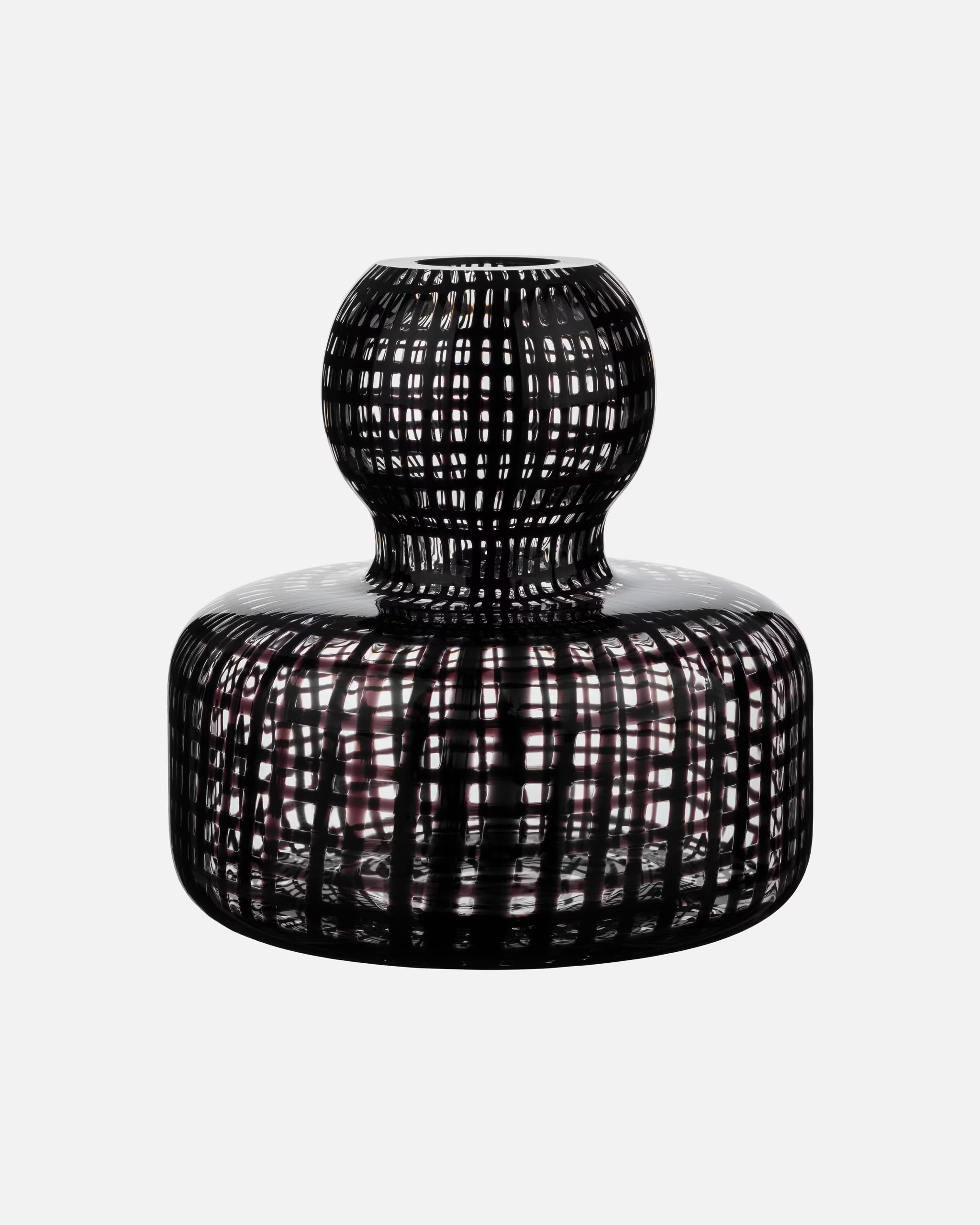 Die Blumenvase wurde von Carina Seth Andersson entworfen und aus mundgeblasenem Glas hergestellt.