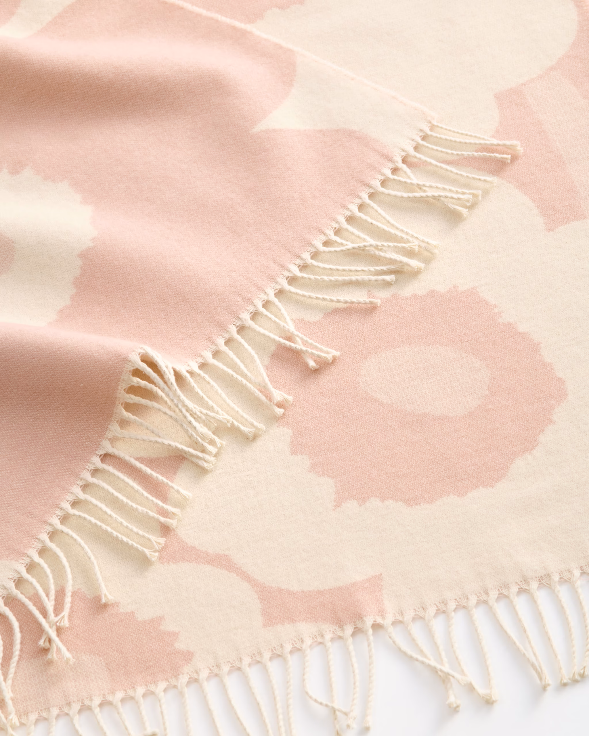 Die Wolldecke in der Grösse von 130 x 180 cm ist aus 60% Wolle und 40% Baumwolle gefertigt und mit dem UNIKKO in der Jacquard-Technik gewoben.