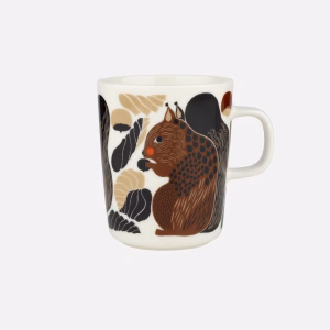 Diese Tasse ist aus weissem Steingut und mit dem KURRE-Muster bedruckt. Die Tasse besteht aus spülmaschinen-, ofen-, mikrowellen- und gefrierfestem Keramik.