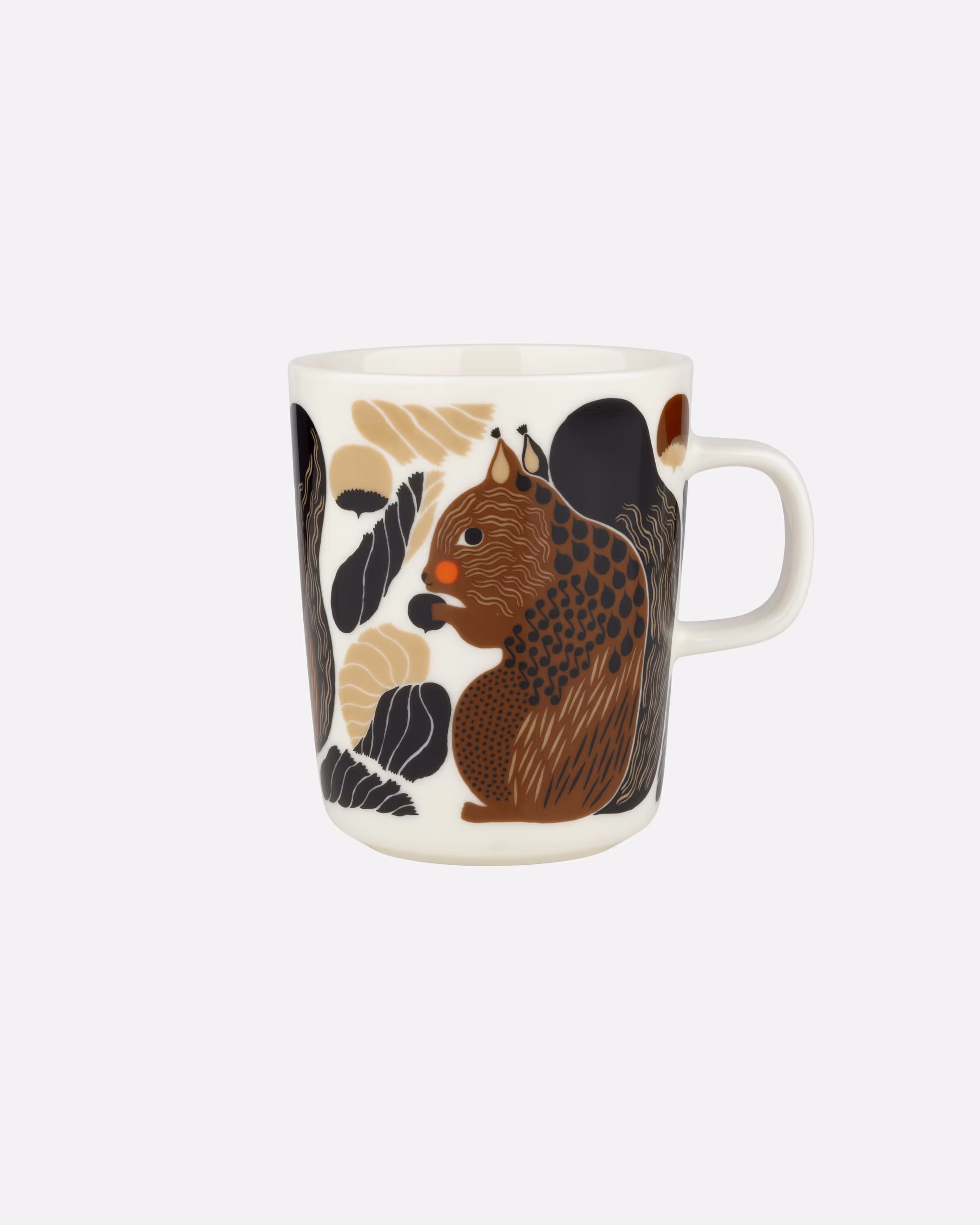 Diese Tasse ist aus weissem Steingut und mit dem KURRE-Muster bedruckt. Die Tasse besteht aus spülmaschinen-, ofen-, mikrowellen- und gefrierfestem Keramik.
