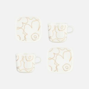 Dieses Set enthält zwei 2-dl-Oiva-Kaffeetassen und zwei kleine Oiva-Teller die mit dem goldenen Piirto-Unikko-Muster bedruckt sind.