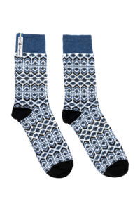 Dalarna Blå Kurbits, die Merinowolle-Socke ist gestickt im Design Dalarna Kurbits, das vom traditionellen Kurbits-Muster aus Dalarna inspiriert ist. Ein typisch Schwedisches Symbol, das in traditionellen Farben und Mustern gestaltet wurde.