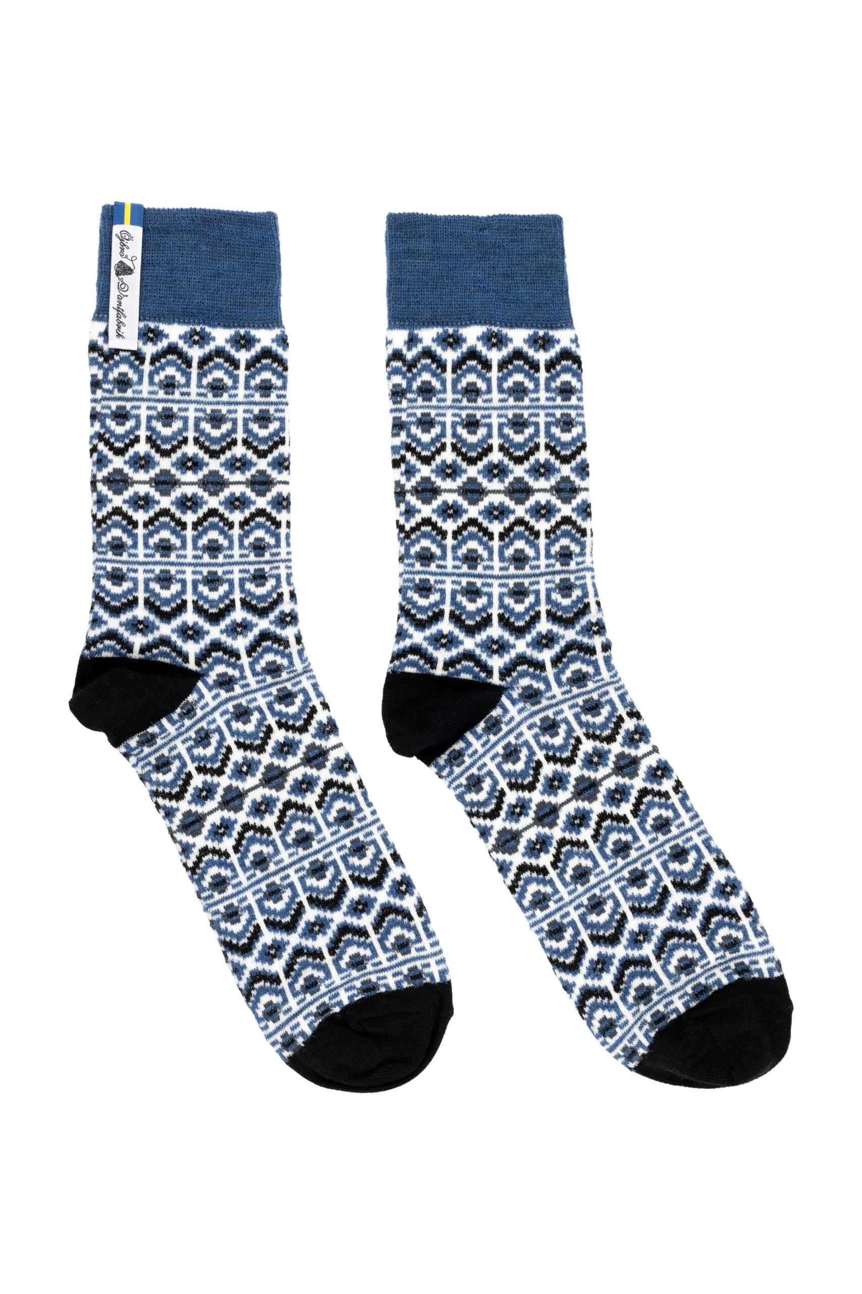 Dalarna Blå Kurbits, die Merinowolle-Socke ist gestickt im Design Dalarna Kurbits, das vom traditionellen Kurbits-Muster aus Dalarna inspiriert ist. Ein typisch Schwedisches Symbol, das in traditionellen Farben und Mustern gestaltet wurde.