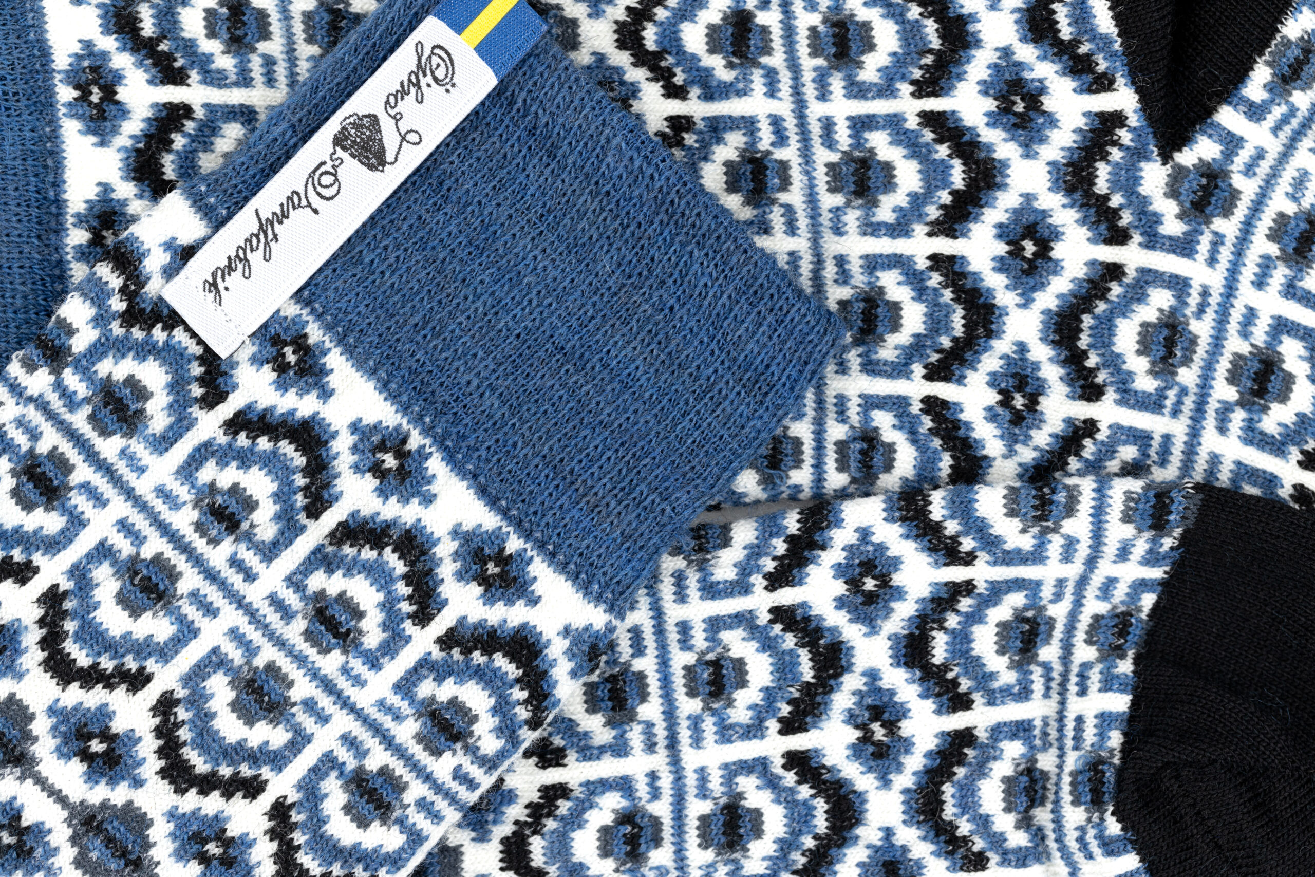 Dalarna Blå Kurbits, die Merinowolle-Socke ist gestickt im Design Dalarna Kurbits, das vom traditionellen Kurbits-Muster aus Dalarna inspiriert ist. Ein typisch Schwedisches Symbol, das in traditionellen Farben und Mustern gestaltet wurde.