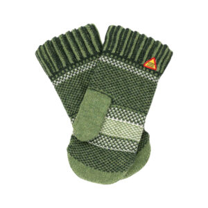 Fager Inez, ein vierlagiger Fäustling im Design Fager, das inspiriert ist von all‘ den Frauen, die ihre Handschuhe eigenständig mit Blumen verschönert haben. Hier wurde der Lilie den Vortritt gelassen und sie in traditionellen Farben gestaltet.