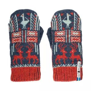 Scania Märta, ist ein vierlagiger Fäustling im Design, das inspiriert ist von Märta Måås-Fjetterström und ihrem Lebenswerk sowie Skånes hübschen Rothirschen, die farbig mit traditionellen Farben unterlegt sind.