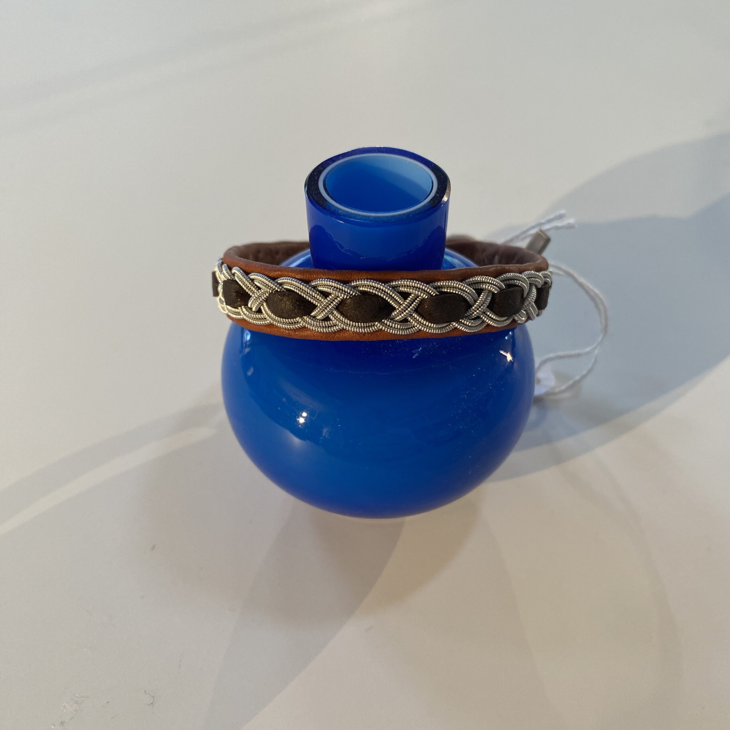 Die Armbänder von SUNNANSJÖ TENN aus Schwedisch Lappland werden aus Leder und Zinn hergestellt und sind in verschiedenen Farben und Grössen erhältlich.