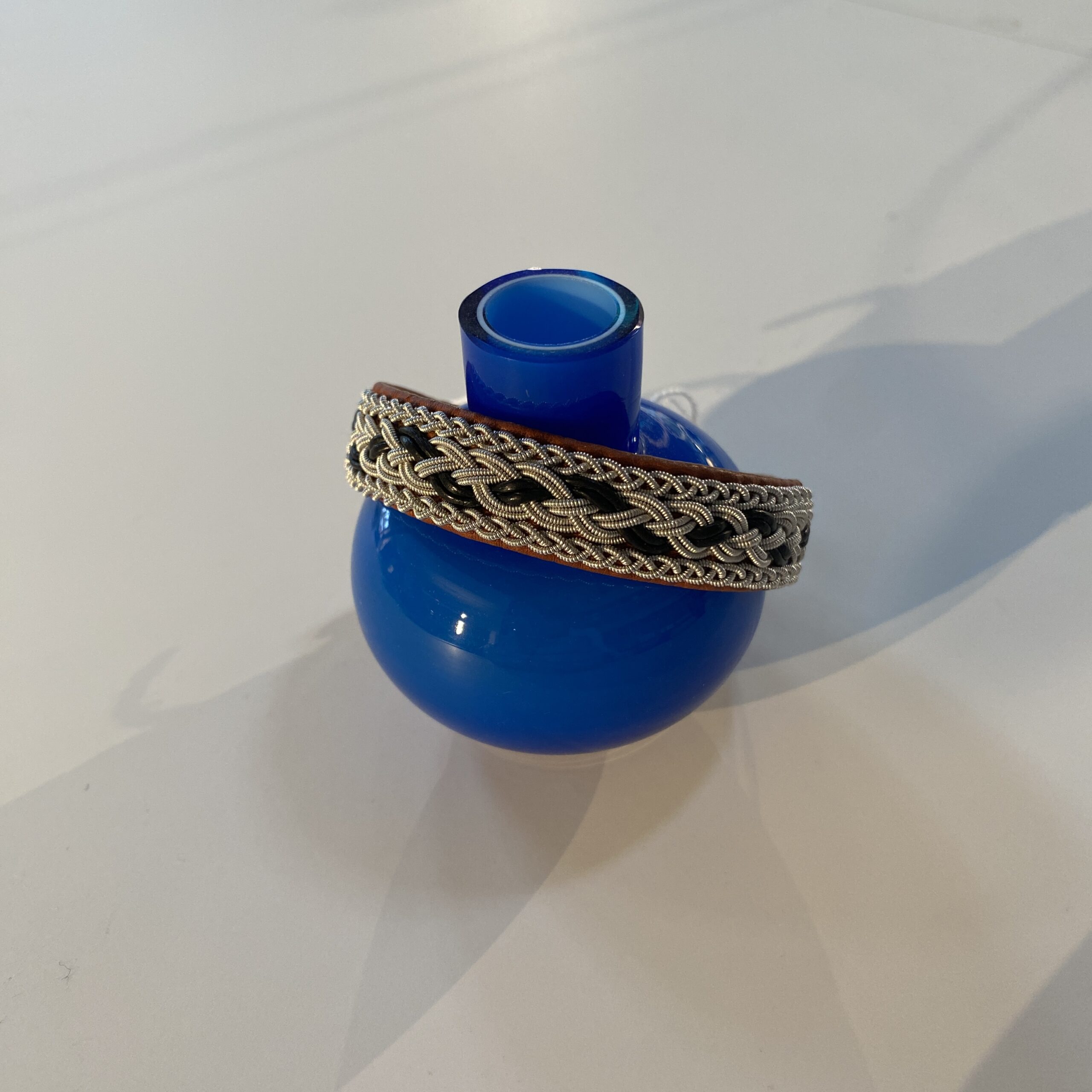 Die Armbänder von SUNNANSJÖ TENN aus Schwedisch Lappland werden aus Leder und Zinn hergestellt und sind in verschiedenen Farben und Grössen erhältlich.