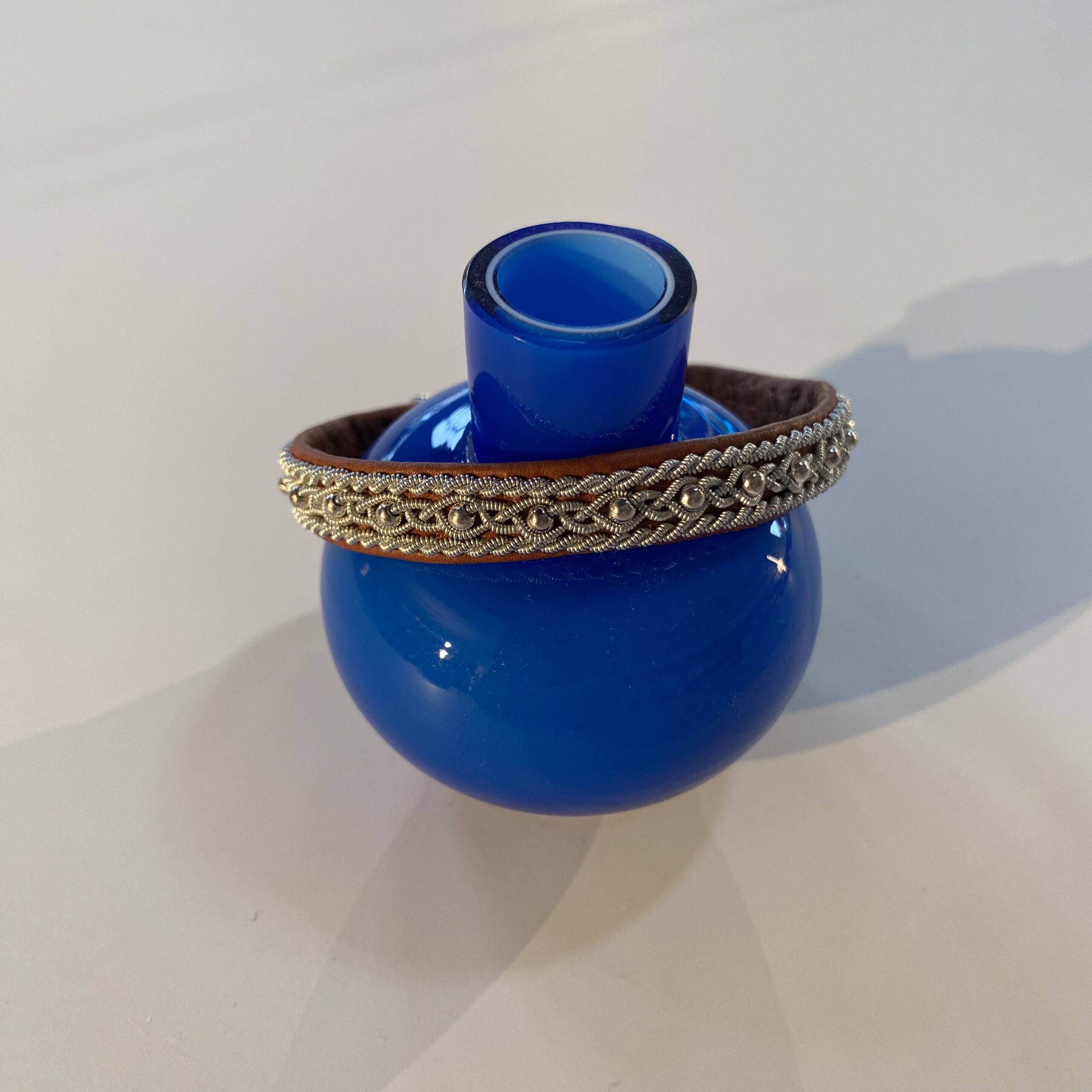 Die Armbänder von SUNNANSJÖ TENN aus Schwedisch Lappland werden aus Leder und Zinn hergestellt und sind in verschiedenen Farben und Grössen erhältlich.