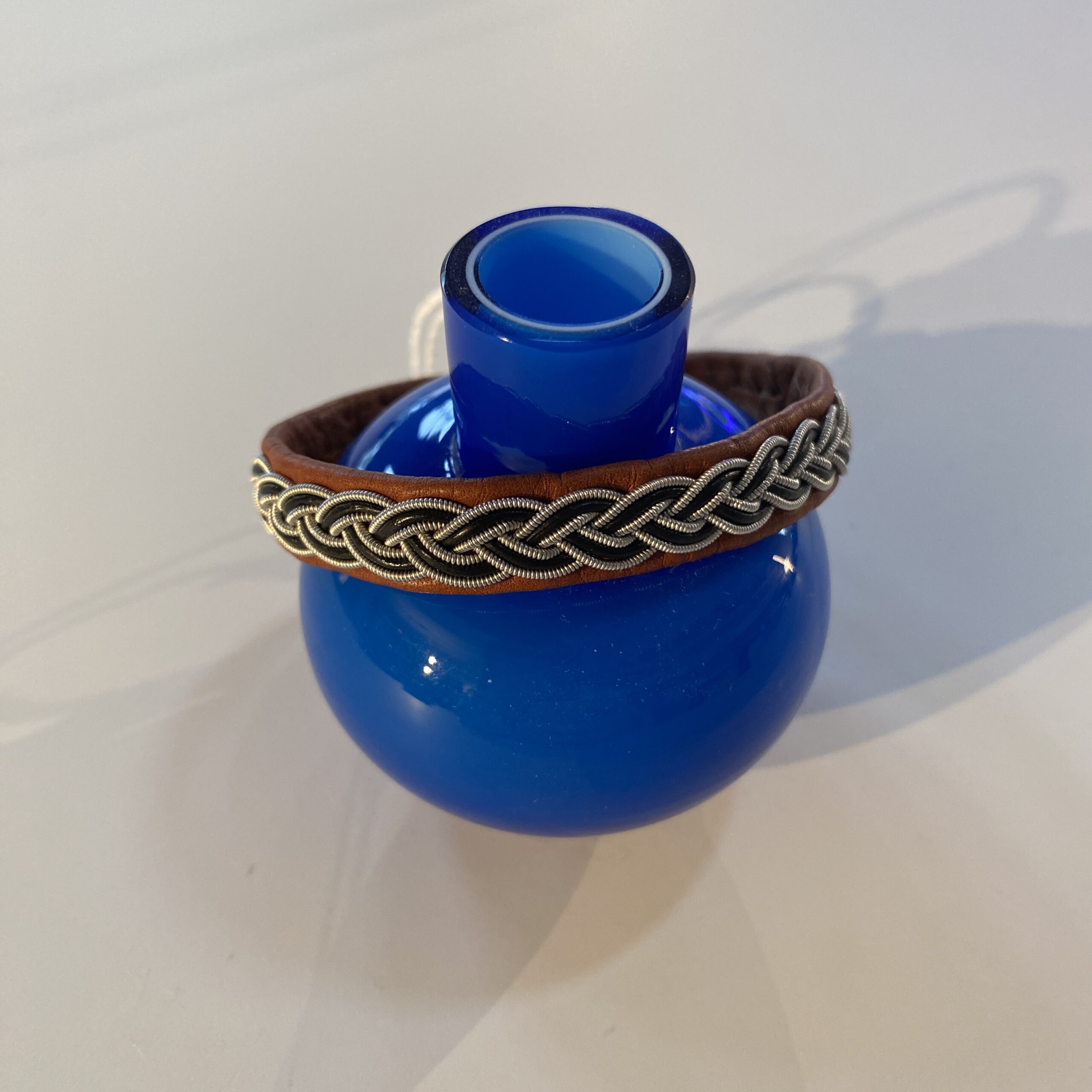 Die Armbänder von SUNNANSJÖ TENN aus Schwedisch Lappland werden aus Leder und Zinn hergestellt und sind in verschiedenen Farben und Grössen erhältlich.