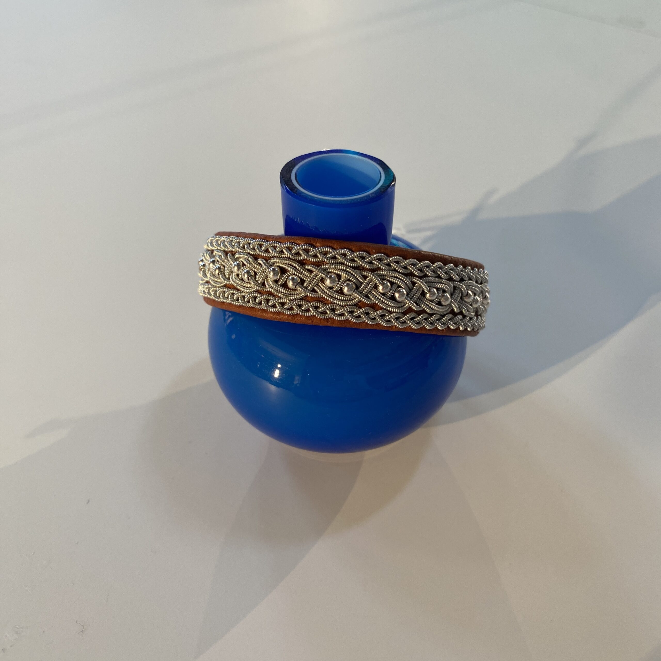 Die Armbänder von SUNNANSJÖ TENN aus Schwedisch Lappland werden aus Leder und Zinn hergestellt und sind in verschiedenen Farben und Grössen erhältlich.