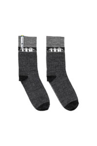 Skaftö Sot, ist eine gestrickte Merinowolle-Socke im Design Skaftö, das inspiriert ist von den Pullovern der Bohuslän-Fischer. Die Farbgebung erinnert an die Schneelandschaften und die Natur.