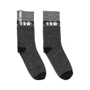 Skaftö Sot, ist eine gestrickte Merinowolle-Socke im Design Skaftö, das inspiriert ist von den Pullovern der Bohuslän-Fischer. Die Farbgebung erinnert an die Schneelandschaften und die Natur.
