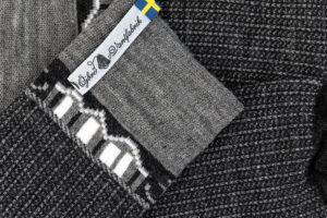 Skaftö Sot, ist eine gestrickte Merinowolle-Socke im Design Skaftö, das inspiriert ist von den Pullovern der Bohuslän-Fischer. Die Farbgebung erinnert an die Schneelandschaften und die Natur.