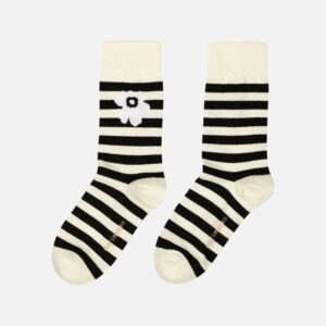 Die Kasvaa-Socken von Marimekko bestehen aus einer Baumwollmischung und weisen das Tasaraita-Muster (gleichmässige Streifen) mit der Blume des klassischen Unikko-Musters auf. Das Hauptmaterial besteht zu 75 % aus Bio-Baumwolle.
