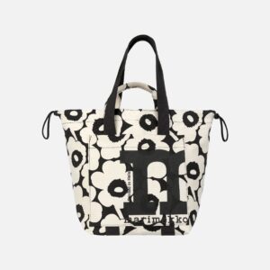 Die Mono City Tote aus ungebleichter Bio-Baumwolle kombiniert Nachhaltigkeit und Design. Mit dem in Helsinki gedruckten Unikko-Muster, kurzen und langen Griffen, einer Außentasche und verstellbaren Kordeln bietet sie Stil und Funktionalität. Die natürliche Oberfläche macht jede Tasche einzigartig – perfekt für Alltag und Einkäufe!