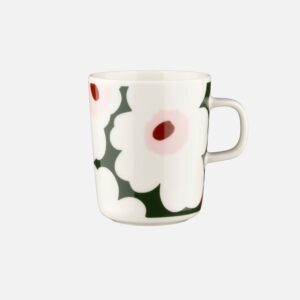 Der Oiva-Becher mit Unikko-Muster ist aus weissem Steingut, das spülmaschinen-, ofen-, mikrowellen- und gefrierschrankfest ist.