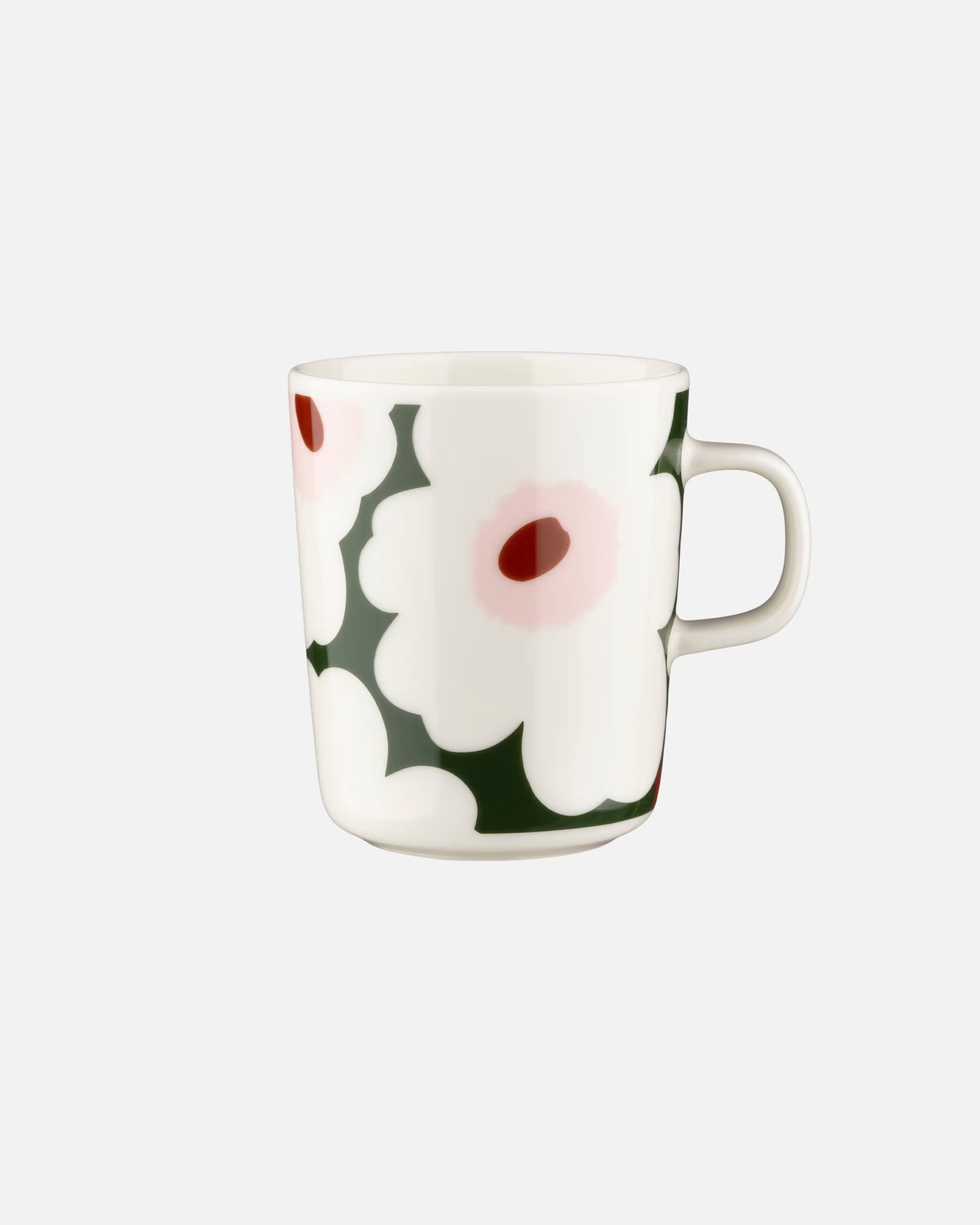 Der Oiva-Becher mit Unikko-Muster ist aus weissem Steingut, das spülmaschinen-, ofen-, mikrowellen- und gefrierschrankfest ist.