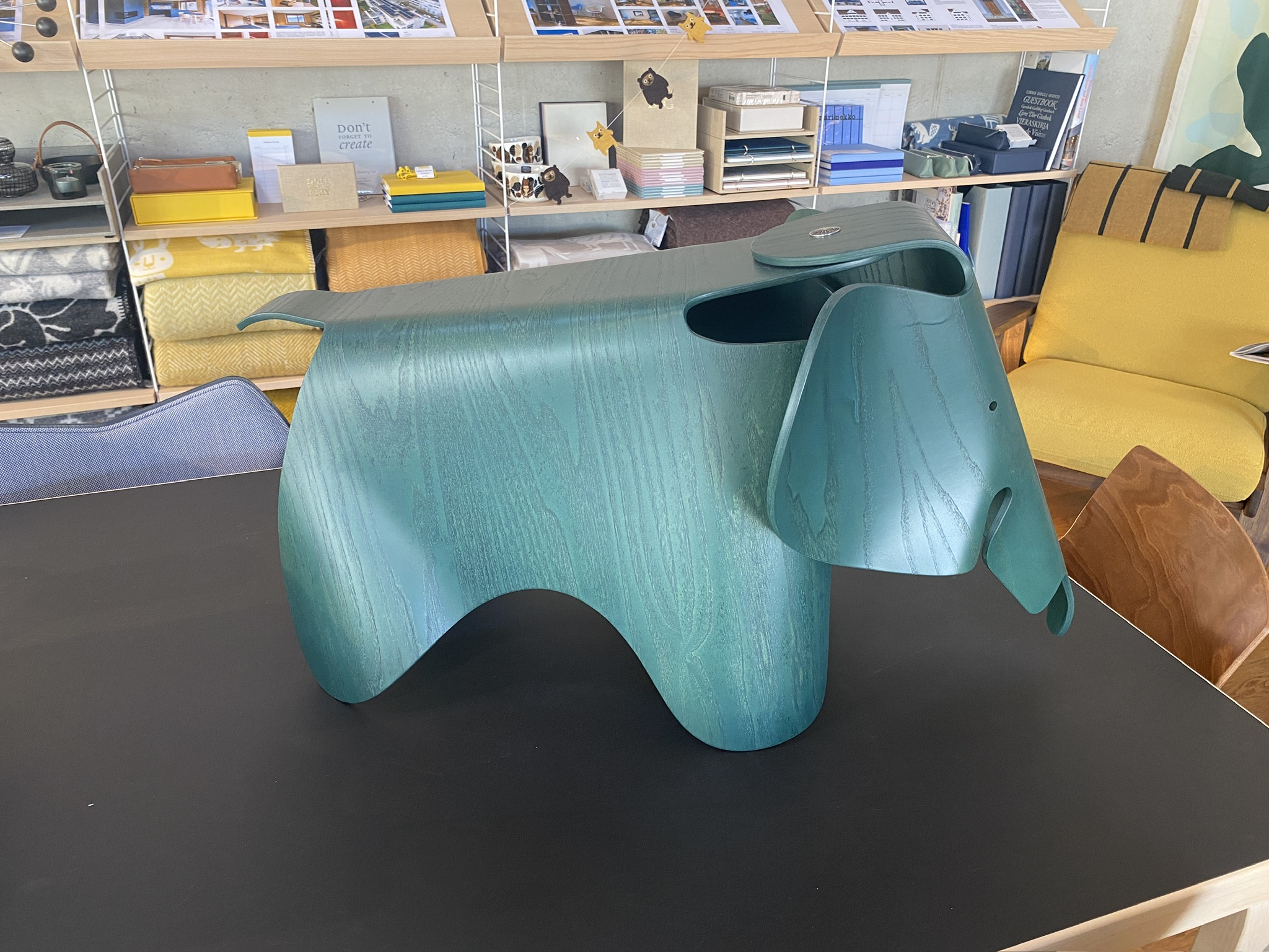 Eames Elephant (Plywood) Special Collection – ikonisches Holzdesign