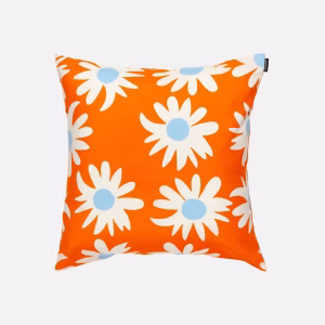 Designkissen Rakastaa Ei Rakasta von Marimekko mit floralem Muster