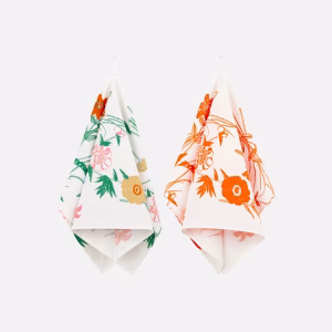 Küchentuch PUUTARHAKUTSUT von Marimekko mit floraler Illustration