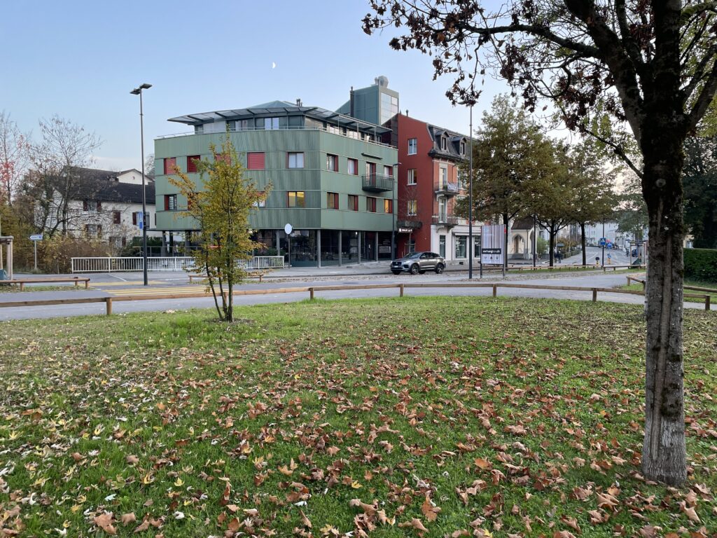 UNIKI Fassadensanierung neben historischem Gebäude – Metallfassade