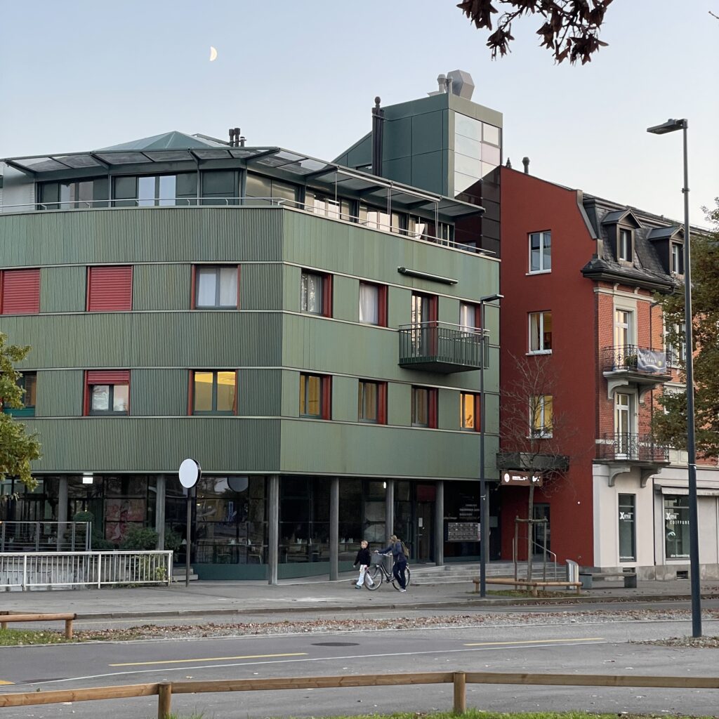 UNIKI Fassadensanierung neben historischem Gebäude – Metallfassade