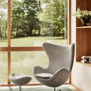 UNIKI – Fritz Hansen Egg Chair mit Hocker, Designklassiker von Arne Jacobsen
