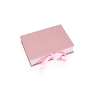 Box mit Satinband in Dusty Pink von Bookbinders Design – elegante Aufbewahrung.