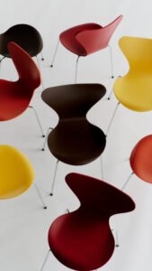 Series 7 Stuhl von Fritz Hansen in kräftiger Farbe