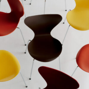 Series 7 Stuhl von Fritz Hansen in kräftiger Farbe