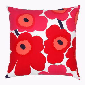 Marimekko Pieni Unikko Kissenbezug 50 × 50 cm aus Bio-Baumwolle im ikonischen Unikko-Muster in Weiss und Rot.