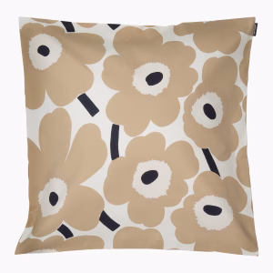 Marimekko Pieni Unikko Kissenbezug 50 × 50 cm aus Bio-Baumwolle im ikonischen Unikko-Muster in Off-White, Beige und Dunkelblau.