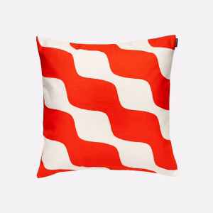 Marimekko Taifuuni Kissenbezug 50 × 50 cm aus Bio-Baumwoll-Canvas mit organischem Muster in Orange-Rot und Off-White.