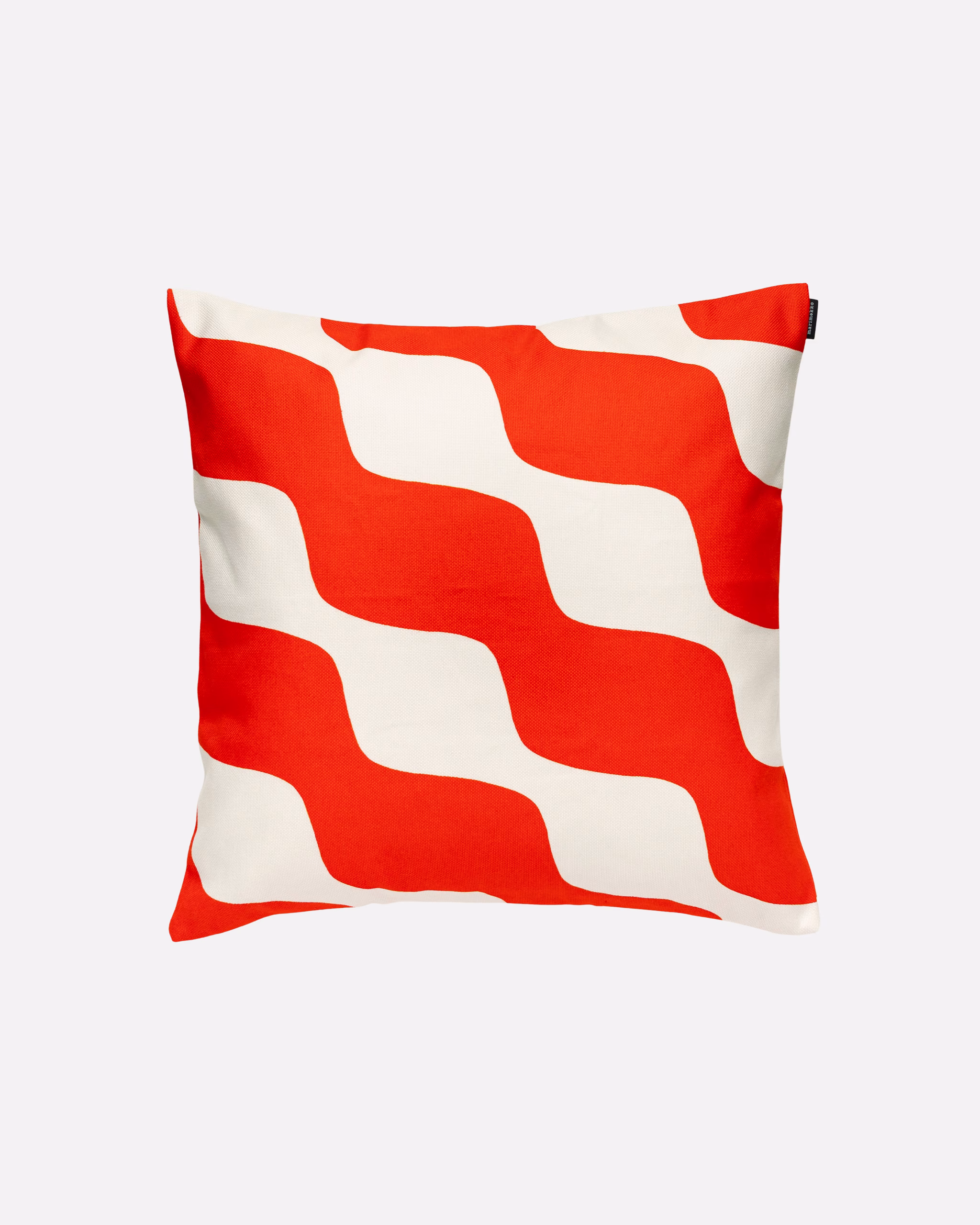 Marimekko Taifuuni Kissenbezug 50 × 50 cm aus Bio-Baumwoll-Canvas mit organischem Muster in Orange-Rot und Off-White.