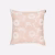Marimekko Pieni Unikko Kissenbezug 47 × 47 cm aus hochwertigem Baumwoll-Leinen-Jacquard in Pink.