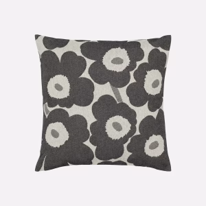 Marimekko Pieni Unikko Kissenbezug 47 × 47 cm aus hochwertigem Baumwoll-Leinen-Jacquard in Off-White und Charcoal.
