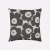 Marimekko Pieni Unikko Kissenbezug 47 × 47 cm aus hochwertigem Baumwoll-Leinen-Jacquard in Off-White und Charcoal.