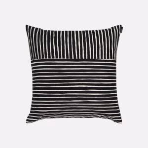 Marimekko Piccolo Kissenbezug 50 × 50 cm aus Baumwolle mit ikonischem schwarz-naturfarbenem Streifenmuster.